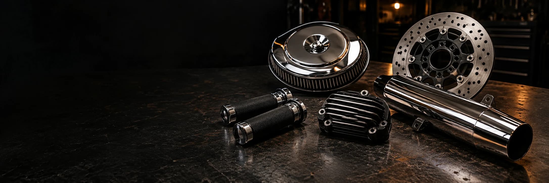 Composición de accesorios custom: filtro de aire cromado, puños, disco de freno, tapa de motor y escape