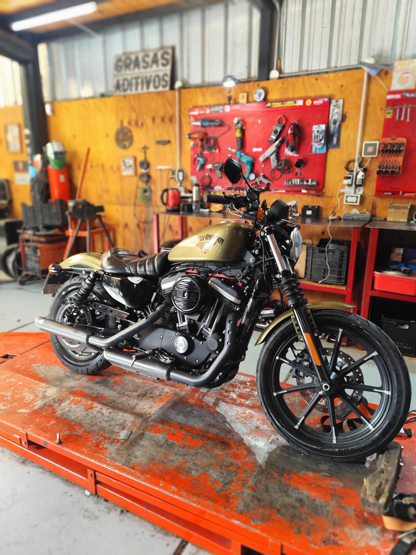 Harley-Davidson en el elevador del taller V-Twin Motors